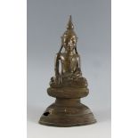 Sitzender Buddha auf getrepptem Sockel. Dhyana Asana. Bhumisparsa Mudra. Gelbguss. Burma, um 1800. H