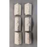 Kachelofen-Eckelemente, 21 Stück. Figuraler und ornamentaler Dekor. Weiß glasiert. Wohl