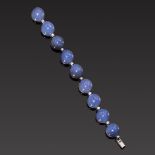 Chalcedon-/Brillantarmband. Neun Chalcedon-Cabochons mit Rillenschliff. Brillanten ca. 0,45 ct.