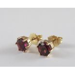 Paar Turmalin-Ohrstecker. Zwei rote Turmaline ca. 1,60 ct. Fassung 14 ct. Roségold