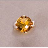 Citrin-/Brillantring. Facettierter runder Citrin ca. 11 ct. Brillanten ca. 0,08 ct. Fassung 14 ct.