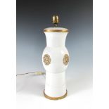 Tischlampenfuß im Stil von Piero Fornasetti. Keramik mit aufgelegten Maskarons, weiß und golden