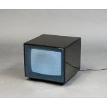 TV-Gerät Cubo. Würfelförmig, mit getönten facettierten Glasplatten. Entwurf Mario Bellini 1994. 34 x