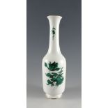 Schlanke Vase. Kupfergrüne Blütenbouquet- und Streublütenmalerei. Blaue Schwertermarke Meissen,