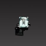 Prasiolithring. Prasiolith im Emerald Cut, ca. 12,41 ct. Fassung 18 ct. WG