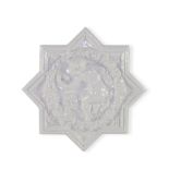 Sternförmige Ofenkachel. Relief mit schlafendem Putto im Blütenkranz. Monochrom weiß glasiert. 19.