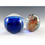 Zwei div. Paperweights. Einer mit blauem Innenüberfang, einer mit Blüten. H ca. 10 cm