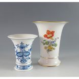 Zwei div. Vasen. Blütenbouquet und Zwiebelmuster. Blaue Schwertermarke Meissen. H 13,5 cm und 9,5
