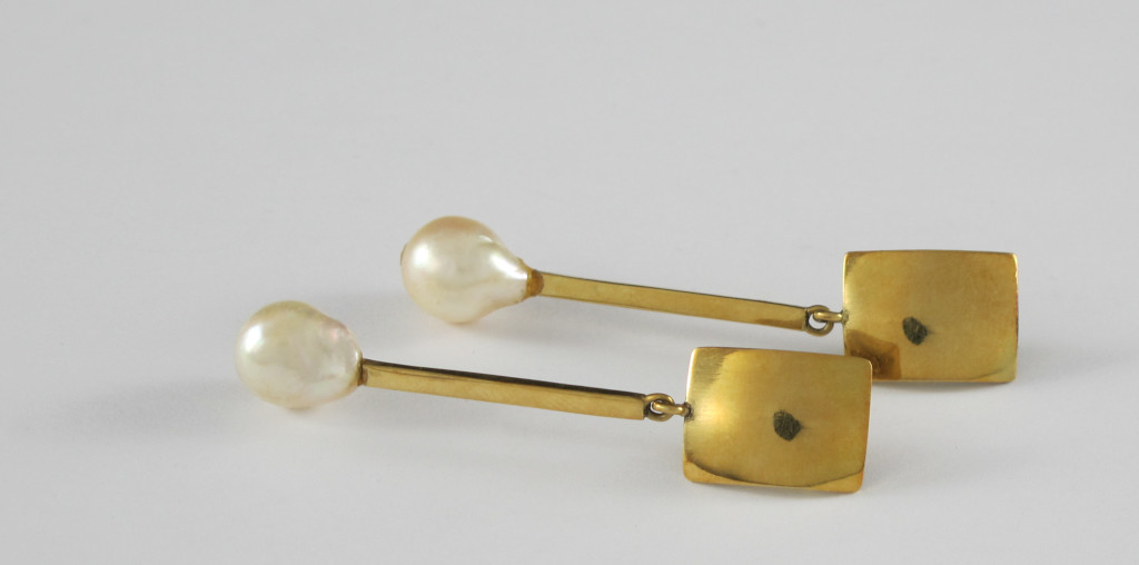 Paar moderne Pendeloques. Birnförmige Perlen und 18 ct. GG mit Steckbrisur