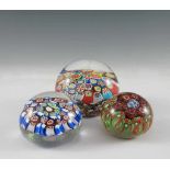 Drei kleine Paperweights. Murano. Ø 5,5 cm bis 3,5 cm