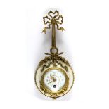 Feine Wanduhr, sog. Pendulette. Rundes Werkgehäuse aus weißem Marmor mit Perlstabumrandung. Bronze-