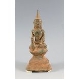 Sitzender Buddha auf getrepptem Sockel. Dhyana Asana. Bhumisparsa Mudra. Bronze. Burma, vor 1700?