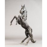 Sich aufbäumendes Pferd. Bronze. 20. Jh. H 130 cm
