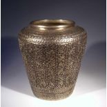 Große Vase. Ziseliert und graviert, mit Akanthus und Palmetten. Kupfer versilbert. Thailand. H 25