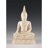Kleiner Elfenbein-Buddha. Dhyana Asana. Bhumisparsa Mudra. Siam, Anf. 20. Jh. H 9,5 cm