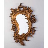 Spiegel im Rokokostil. Holz geschnitzt; Rocaillen, Voluten und Blüten. 19. Jh. H 132 cm