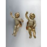 Paar sitzende Putti. Weiß gefasst und vergoldet. 19. Jh. H 37 cm