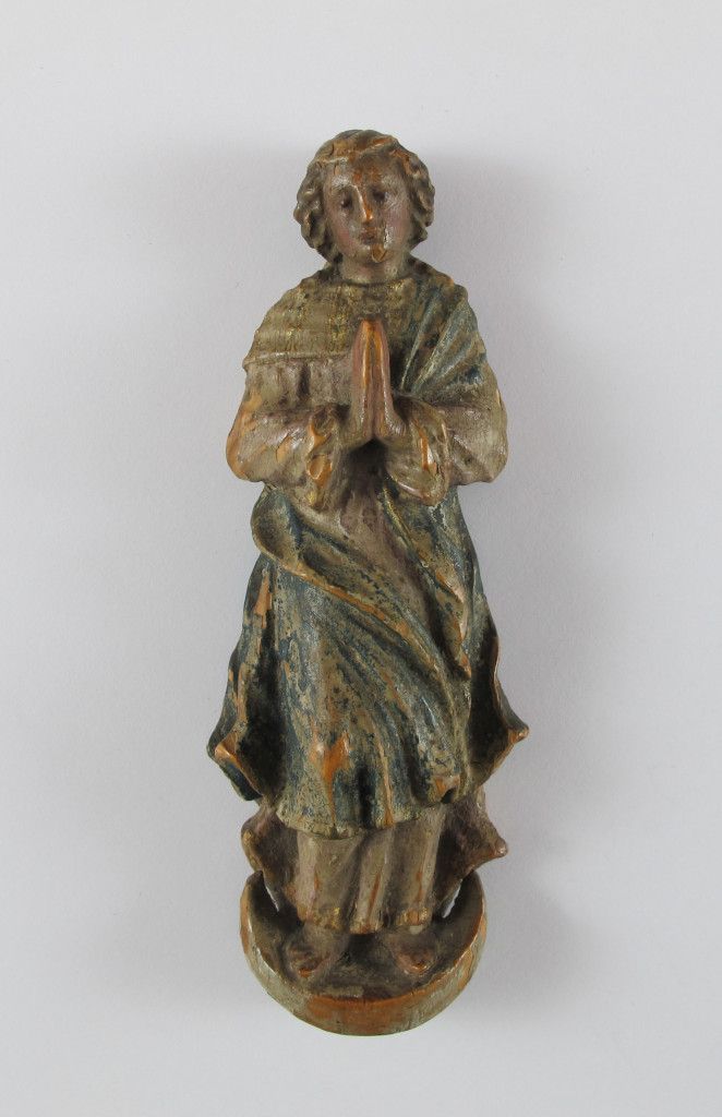 Immaculata über Halbmond. Holz mit Resten von Fassung. Um 1700. H 11 cm