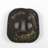 Tsuba aus Eisen, leicht gerundete Trapezform, Migaki-ji. Wolkendrache in Takabori und Nikubori,