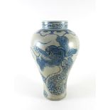 Große Vase vom Typ Mei ping. Seladonglasur mit Blaumalerei: Drachen. China. H 43,5 cm