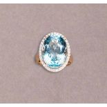 Blautopas-/Brillantring. Ovaler facettierter Blautopas ca. 16,70 ct. Mit ca. 0,35 ct. Brillanten