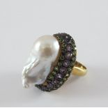 Ungewöhnlicher Perlring. Übergroße barocke Süßwasserperle. Mit Peridots und Amethysten karmosiert,