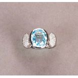 Blautopas-/Brillantring. Ovaler facettierter Blautopas ca. 5,65 ct. Brillanten ca. 0,22 ct.