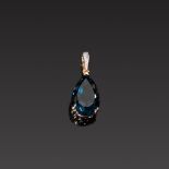 Blautopas-Anhänger. Tropfenförmiger Blautopas "London blue", ca. 25,50 ct. Kleine Brillanten.