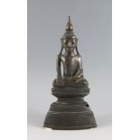 Sitzender Buddha auf getrepptem Sockel. Dhyana Asana. Bhumisparsa Mudra. Gelbguss. Burma, um 1800. H
