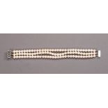 Dreireihiges Akoya-Perlarmband. Perlen Ø 6,5 mm. Schloss 14 ct. WG mit drei Saphiren. L 21 cm
