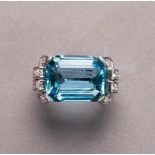 Feiner Aquamarinring. Oktagonal geschliffener, hochfeiner Aquamarin, ca. 13 ct. Brillanten ca. 0,