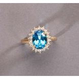 Blautopasring. Brillanten ca. 0,10 ct. Fassung 14 ct. GG