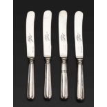 Vier Messer. Fadenmuster mit Monogramm "R". Klingen ebenfalls aus Silber. Meistermarke Rückert.