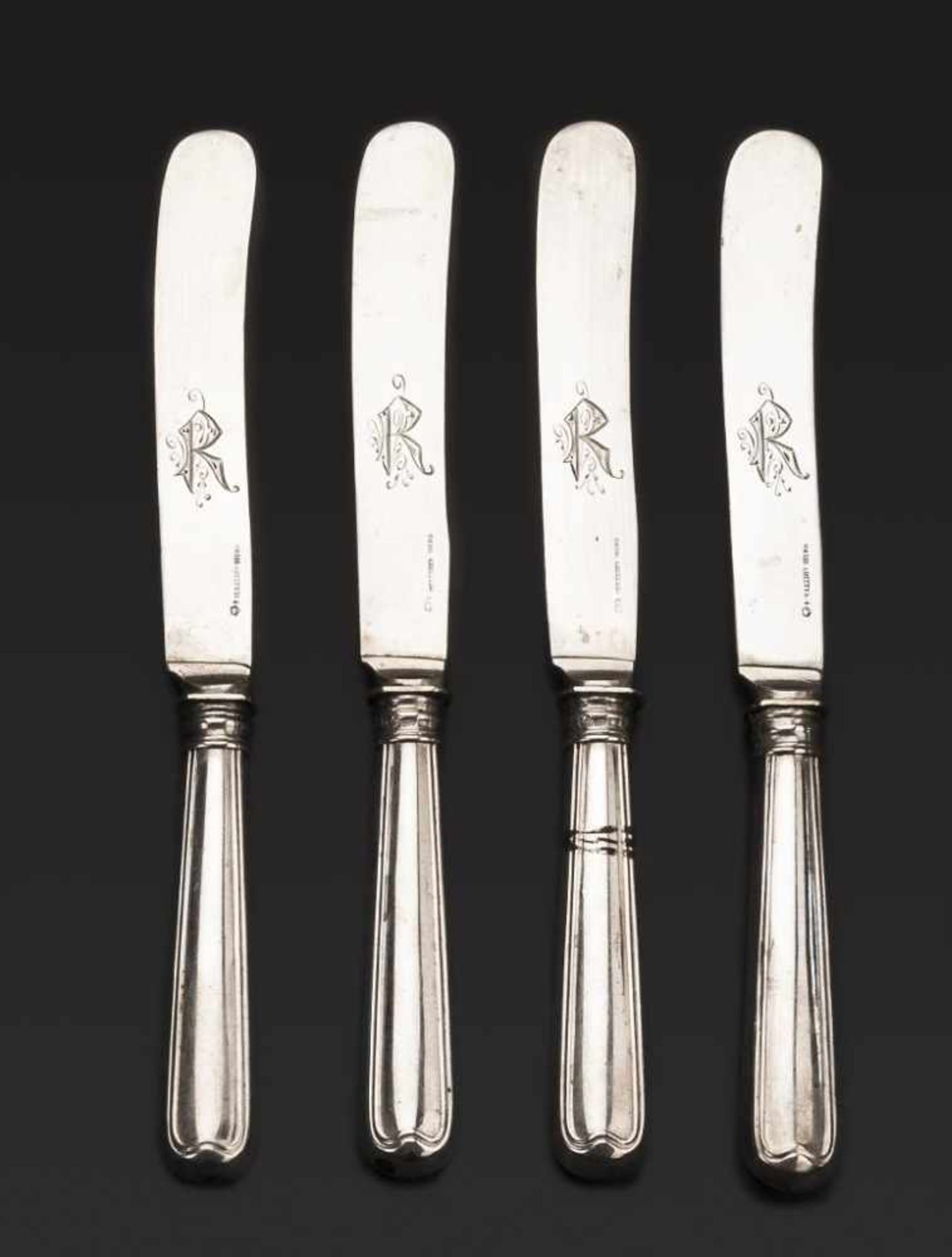 Vier Messer. Fadenmuster mit Monogramm "R". Klingen ebenfalls aus Silber. Meistermarke Rückert.