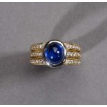 Eleganter Saphir-/Brillantring. Hochfeiner blauer Saphircabochon ca. 2,88 ct. Mit ca. 0,45 ct.
