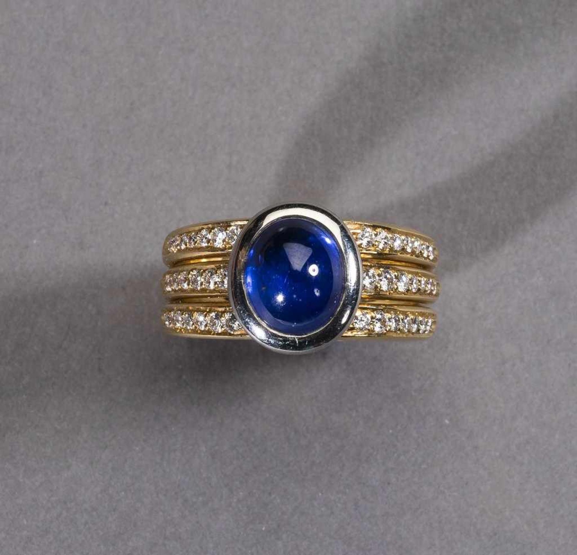 Eleganter Saphir-/Brillantring. Hochfeiner blauer Saphircabochon ca. 2,88 ct. Mit ca. 0,45 ct.