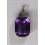 Amethystanhänger. Facettierter Amethyst in 8 ct. GG-Fassung. H 3,5 cm