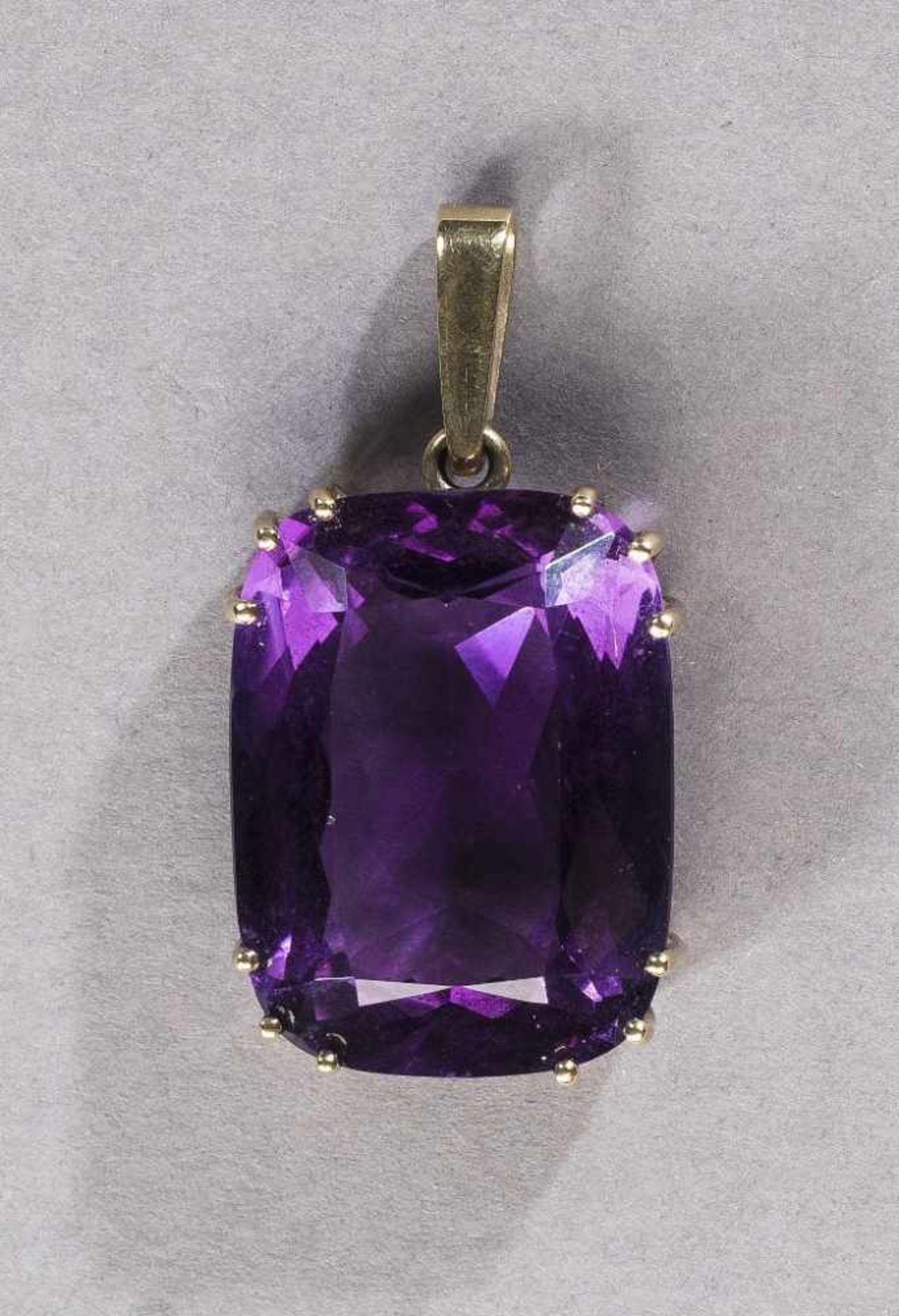 Amethystanhänger. Facettierter Amethyst in 8 ct. GG-Fassung. H 3,5 cm