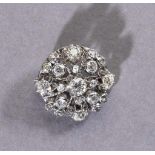 Brillantbrosche. Clusterfassung. Mittelstein Brillant von ca. 0,50 ct. Weitere 21 Brillanten und