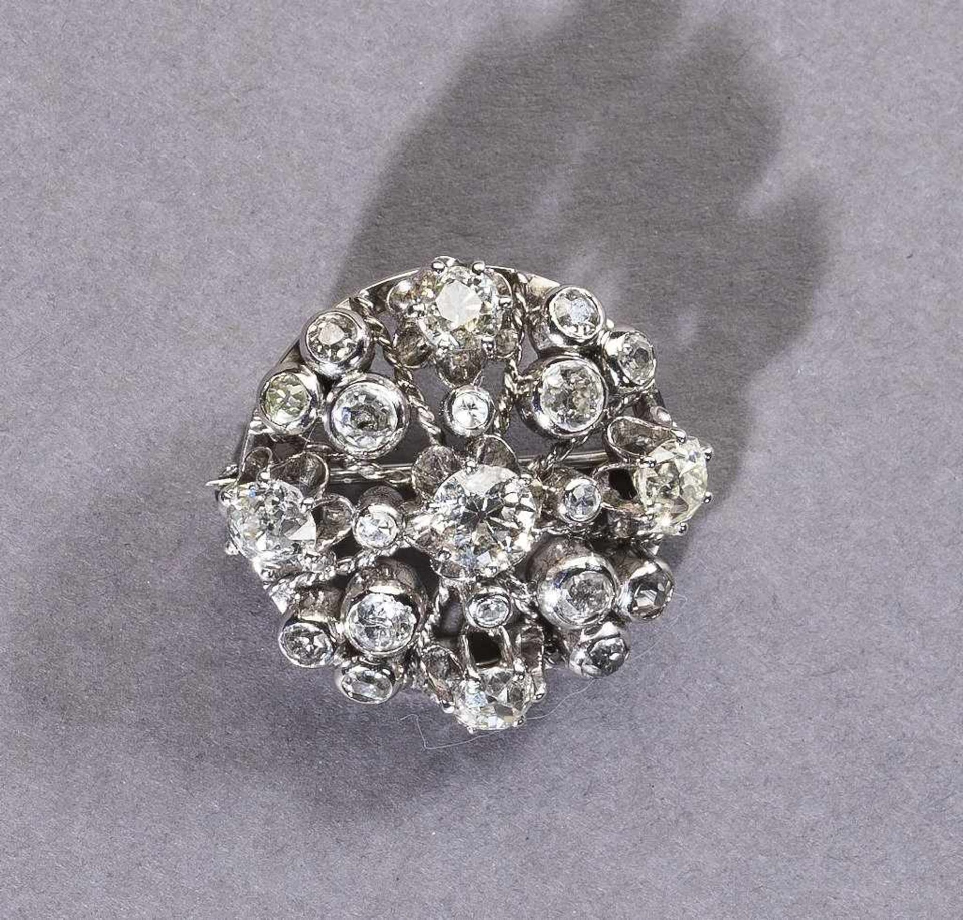 Brillantbrosche. Clusterfassung. Mittelstein Brillant von ca. 0,50 ct. Weitere 21 Brillanten und