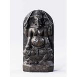 Sitzender Ganesha. Steatit-Reliefschnitzerei. Südostasien. H 11,5 cm