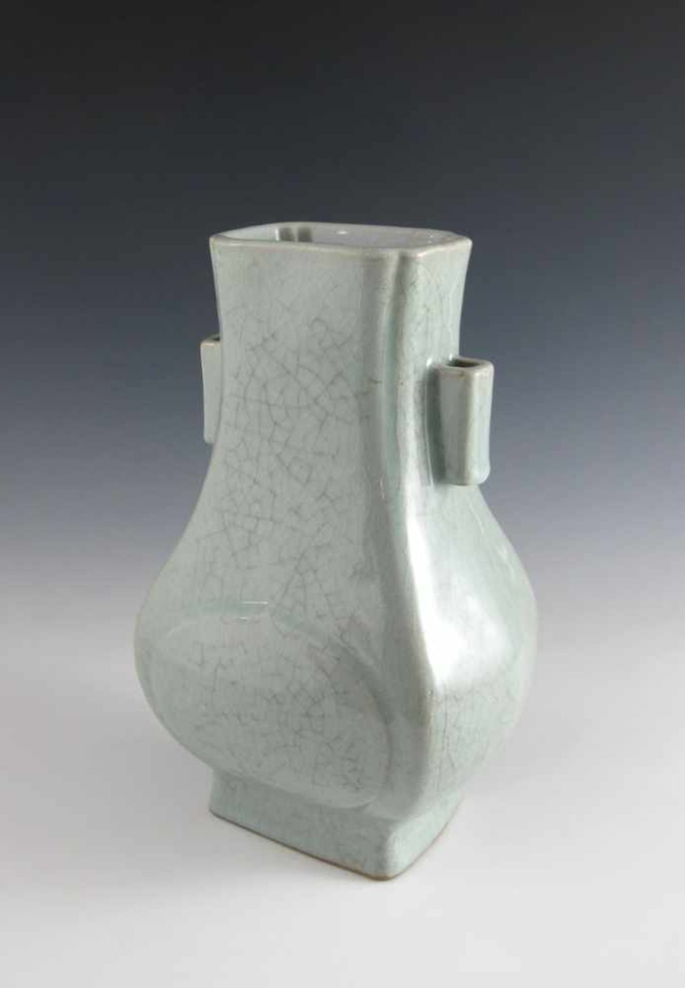 Vase vom Typ Hu. Seladonglasur mit Krakelee. Bodenmarke mit sechs Charakteren, Guangxu Nianzhi.