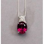 Turmalinanhänger. Purpurfarbener Turmalin ca. 4,78 ct. Kleine Diamanten ca. 0,06 ct.