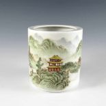 Zylindrische Vase. Polychrome Bemalung mit Landschaft und Architektur. China. H 12,5 cm