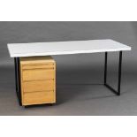 Schreibtisch mit vier Schüben. Rollcontainer. Laminierte Platte. Buche. Etikett Idealheim AG. 1960-