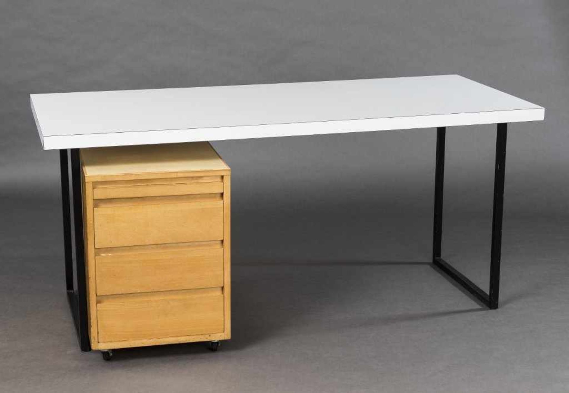 Schreibtisch mit vier Schüben. Rollcontainer. Laminierte Platte. Buche. Etikett Idealheim AG. 1960-