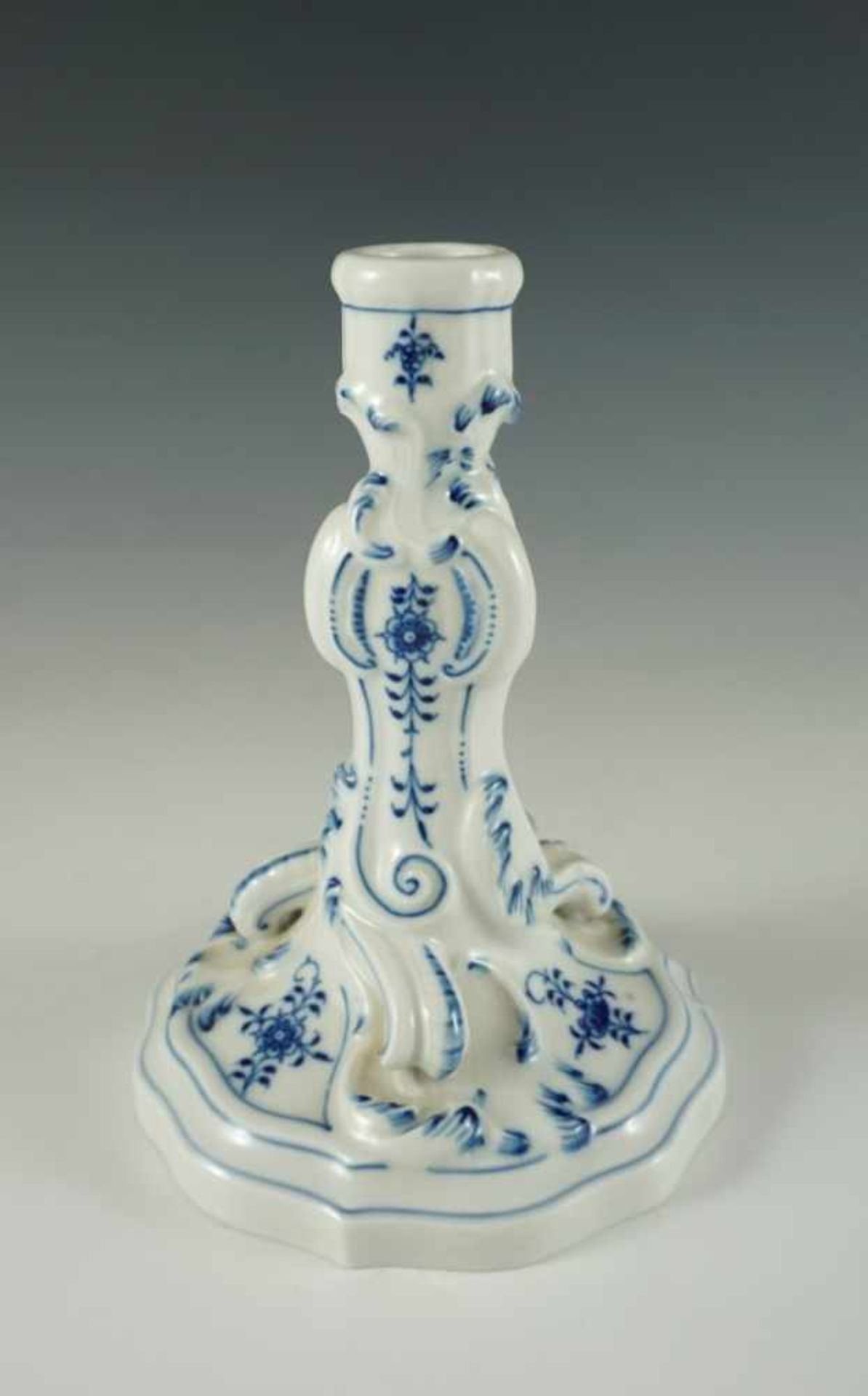 Barocker Kerzenleuchter. Zwiebelmuster. Blaue Schwertermarke Meissen. H 17,5 cm