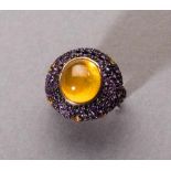 Gelber Saphirring. Gelbe Saphire und Amethyste in Pavéfassung, ca. 25 ct. Vermeil