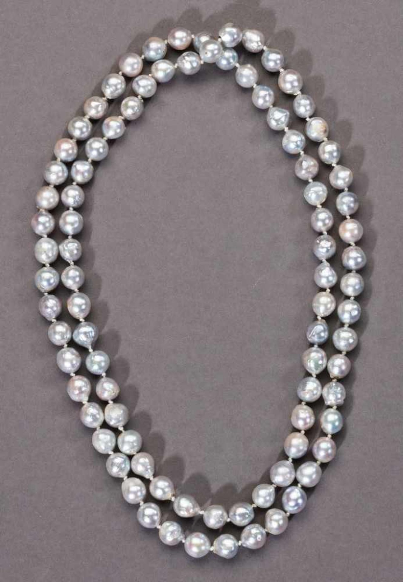 Graue barocke Zuchtperlenkette. Perlen Ø 9 cm. Endlos geknüpft, L 82 cm