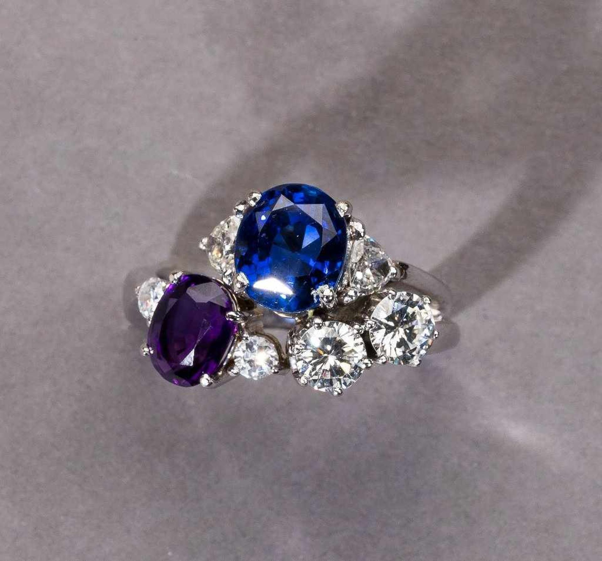 Ungewöhnlicher Saphirring. Hochfeiner blauer Saphir ca. 2,80 ct. Violetter Saphir ca. 1,50 ct.